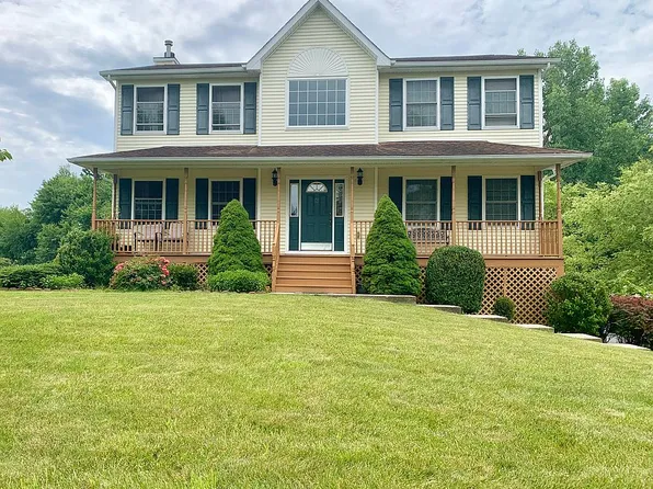 17 Mayer Dr, Highland, NY 12528