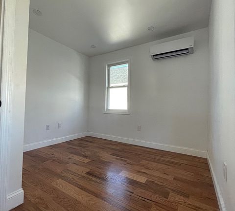 4th image of 118-15 204th St