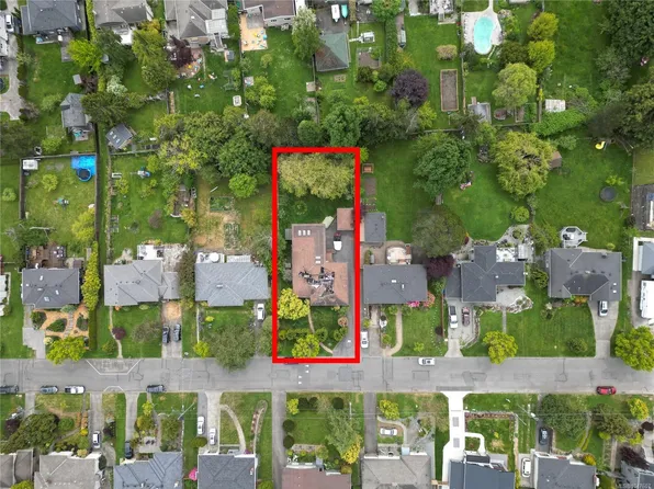 1637 Warren Gdns, Victoria, BC V8S 1S9