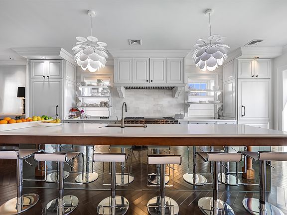 2nd image of 807 Boulevard E