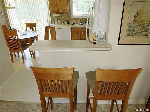 5th image of 33 Hickory Ct