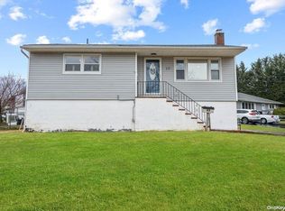 20 Arlington Ln, Bayville, NY 11709