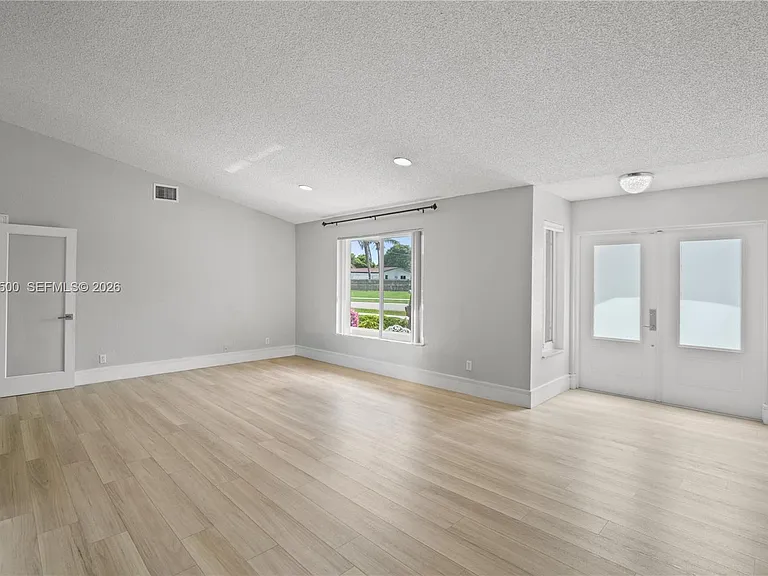 4040 NE 6th Ave — Photo 3