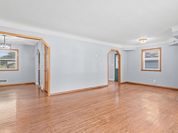 5th image of 3786 Howard Ave N