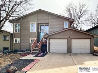 8117 Girard Plz, Omaha, NE 68122