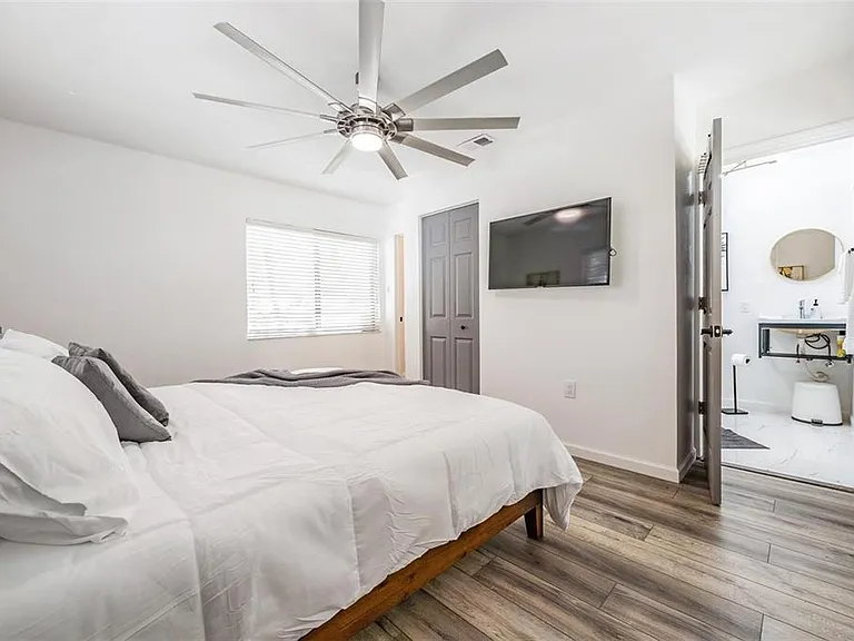 2325 W Green St — Photo 7