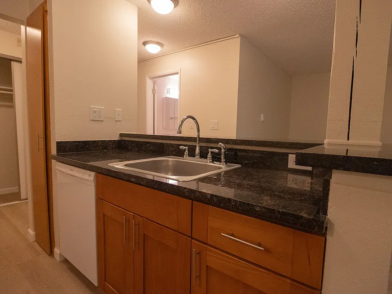 Willow Creek Apartments — Photo 20