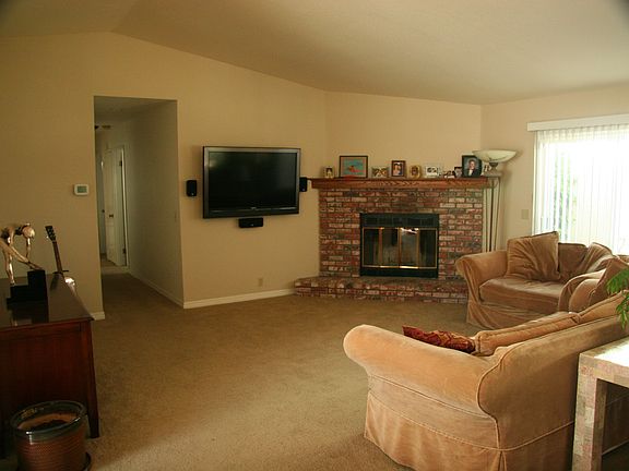 2nd image of 883 Irving Dr