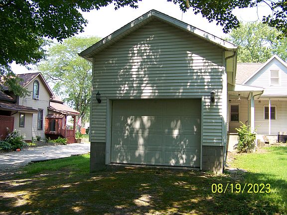 5th image of 226 W 1st St