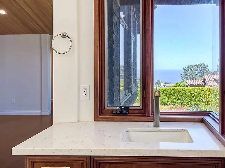 610 Amphitheatre Dr — Photo 15