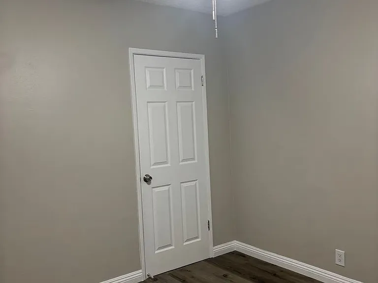 Renovated 2 Bedroom 1 Bathroom — Photo 15