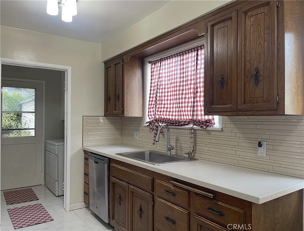 3 bed, 1.5 bath, 1394 sqft, $3,700 — Photo 3