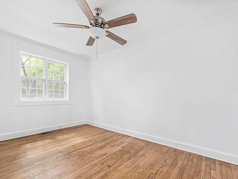441 W Springs St — Photo 27