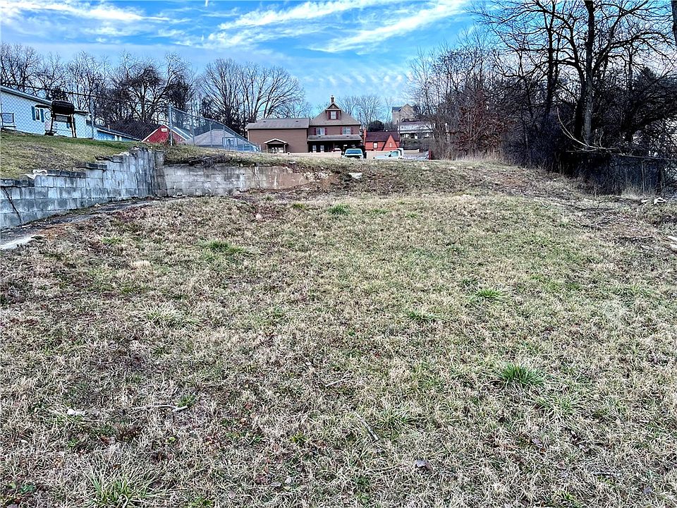 2nd image of 909 Scott Ave