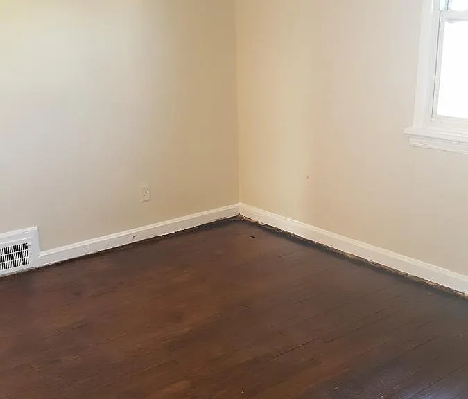 34 Dupont Pl — Photo 2