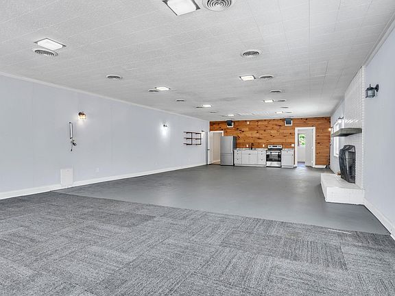 4th image of 612 W Main St
