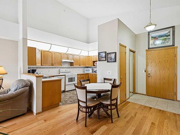 4th image of 728 SW Country Hills Rd NW #301