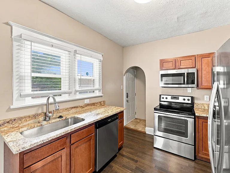 2942 Macpherson Ave — Photo 7