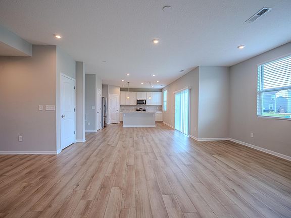 5th image of 319 Honeysuckle St