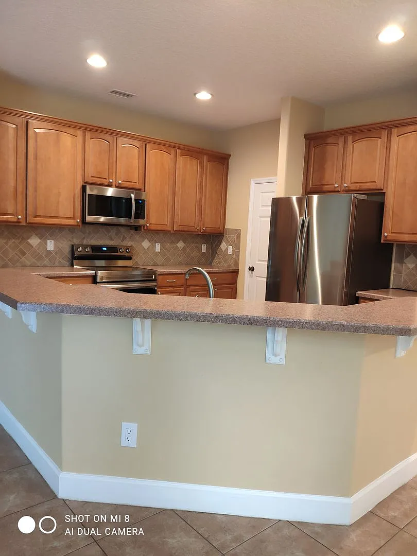 Luxurious 4-Bedroom / 3-Bathroom Home with 2-Car Garage & Circular Driveway — Photo 4