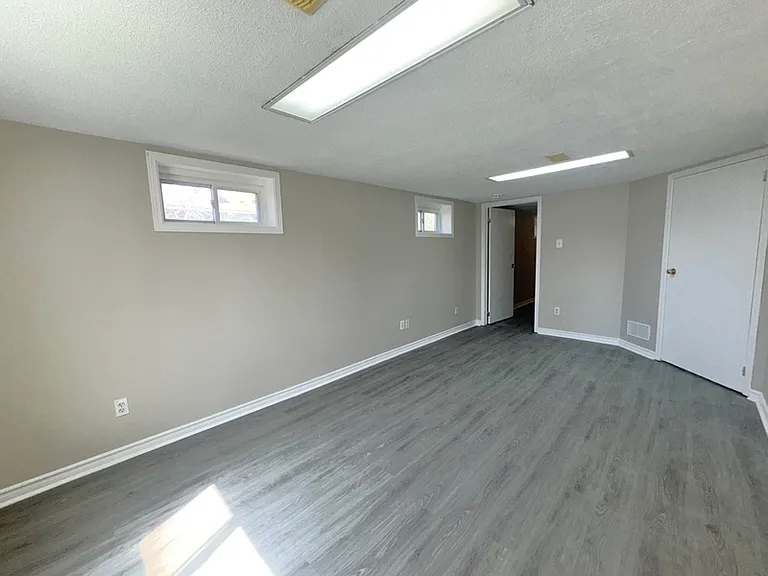 79 Grove St E — Photo 5