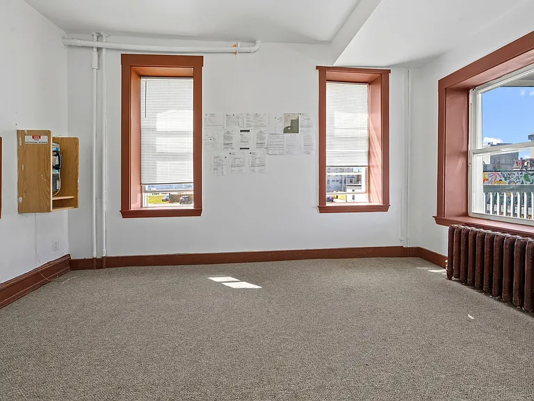 133-135 Saint James Pl — Photo 3