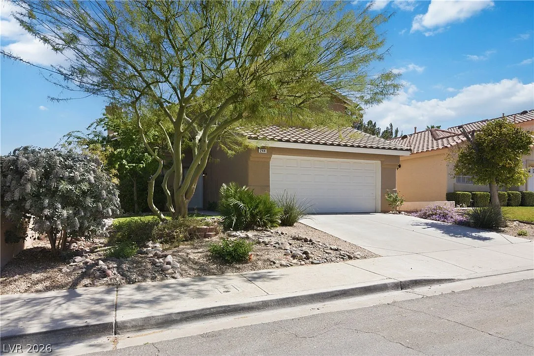 3 bed, 2.5 bath, 1562 sqft, $2,400 — Photo 2