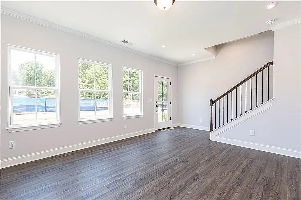 501 Hardy Dr — Photo 2