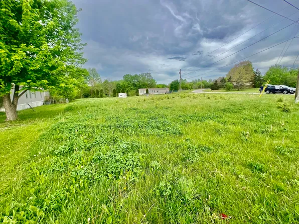 3955 Squire Lakes Dr, North Vernon, IN 47265