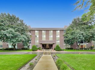 1030 S Fernandez Ave APT 2B, Arlington Heights, IL 60005