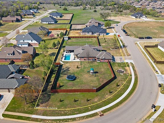 2nd image of 2812 Stonewall Dr