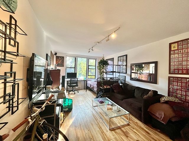 1st image of 515 E 6th St APT D4