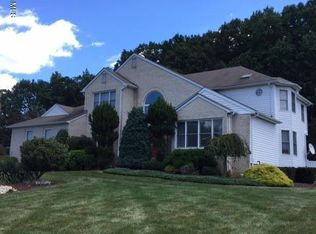 5 Fawn Ct, Freehold, NJ 07728