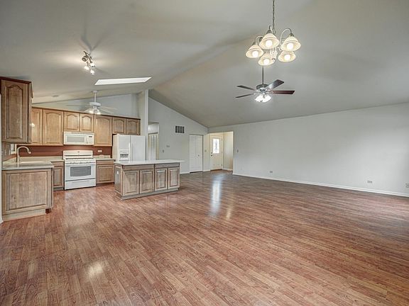 3rd image of 30W131 Huntington Dr
