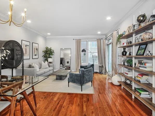 454 Albany Court image 2 of 29