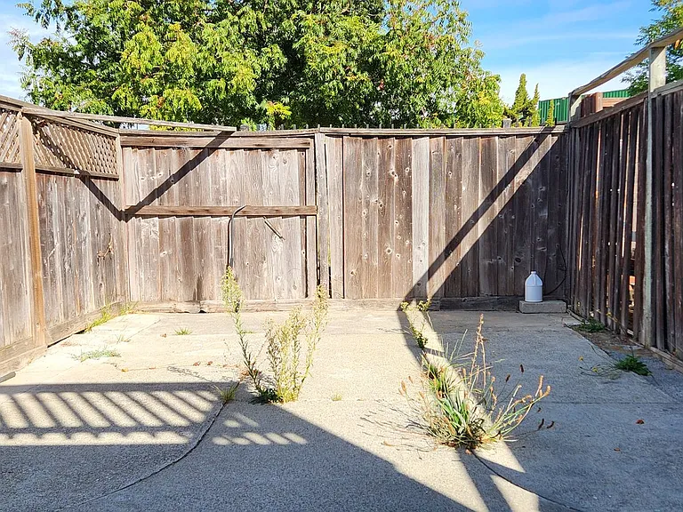 1723 Livingston Ln — Photo 5