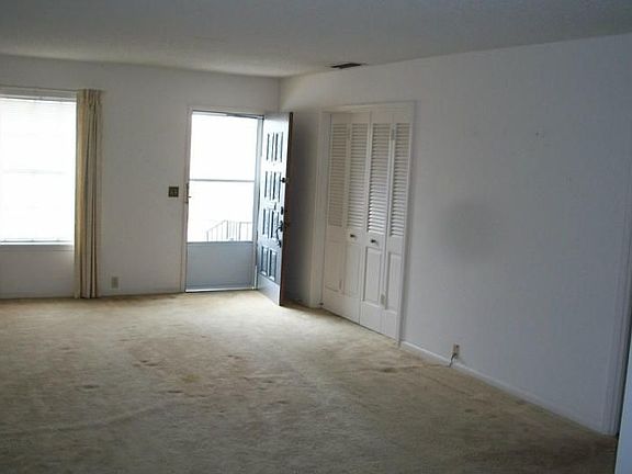 4th image of 31 Townhouse Ln