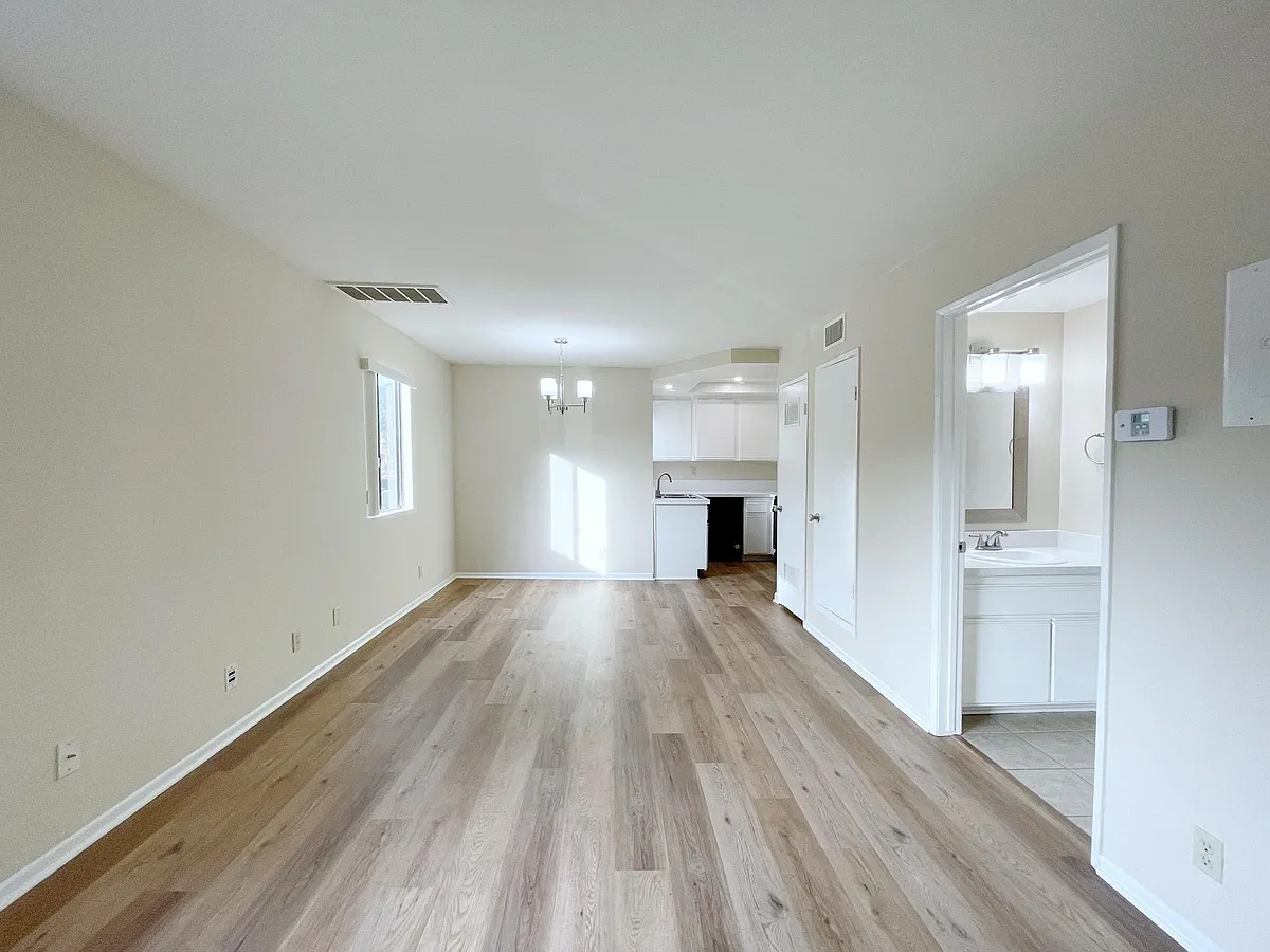 Building Photo - 1206 Viola Ave #1