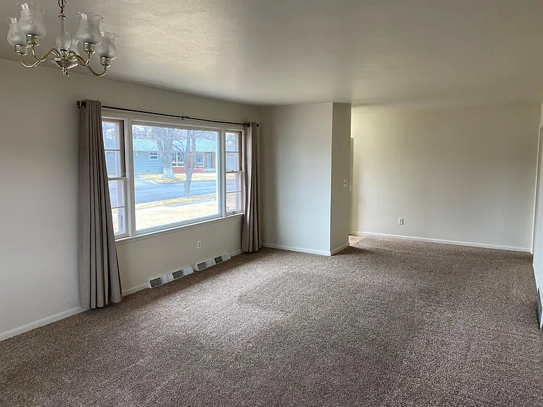 207 Birchwood Dr — Photo 4