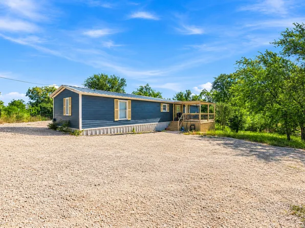 872 County Road 4511, Hondo, TX 78861
