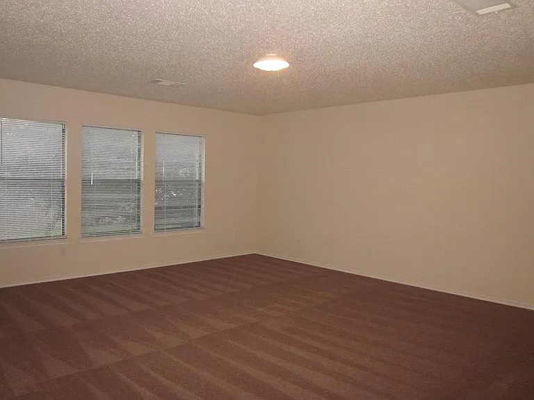 1102 Comfort St — Photo 10