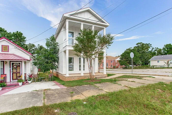 3 bed, 3.0 bath, 1216 sqft, $2,000 — Photo 1