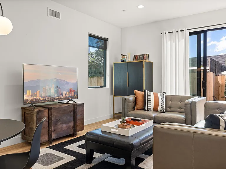 1916 W Ct — Photo 18