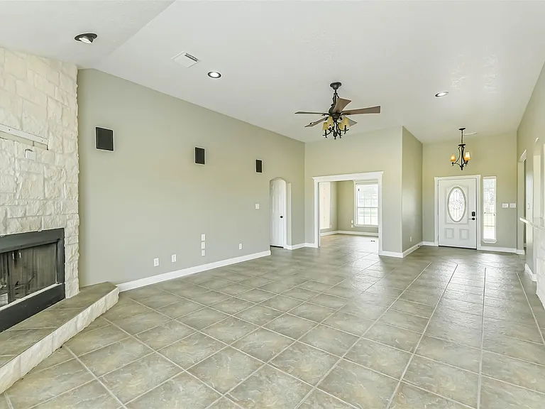 15320 Mound Rd — Photo 9