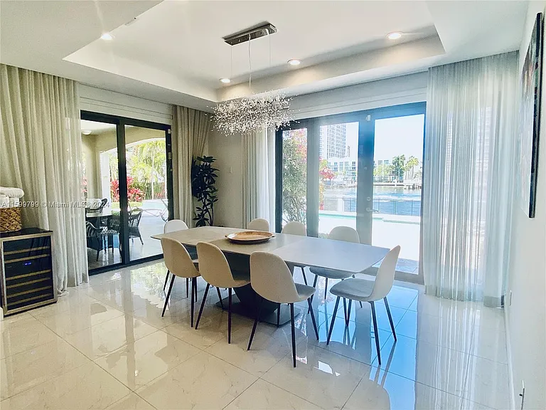 513 Palm Dr — Photo 16