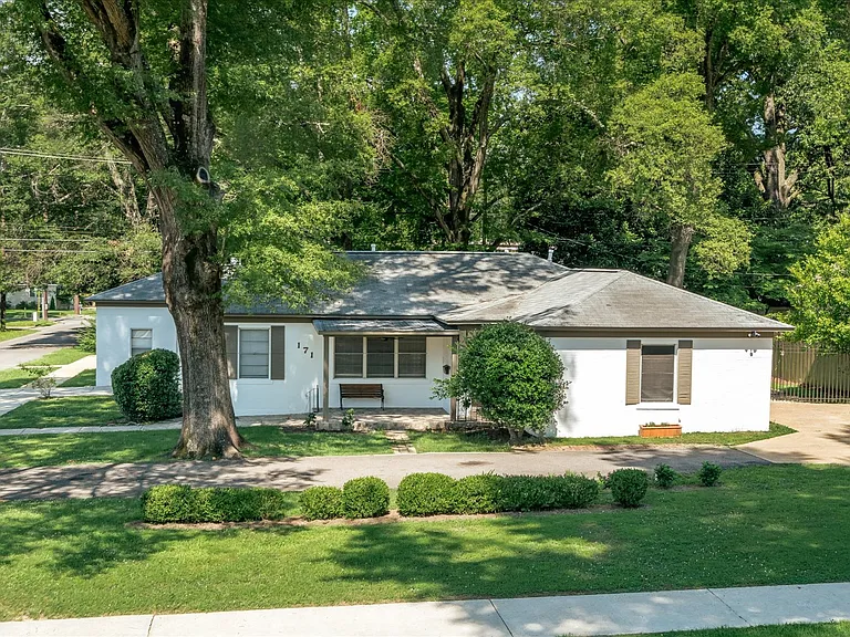 circular drive way with lots of shade