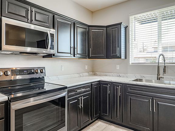 4th image of 32 E 14th Pl #104
