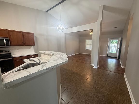 4th image of 858-860 Melanie Ln