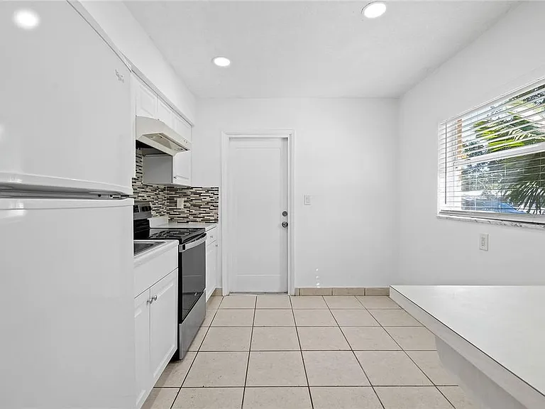 581 NW 17th Pl — Photo 5