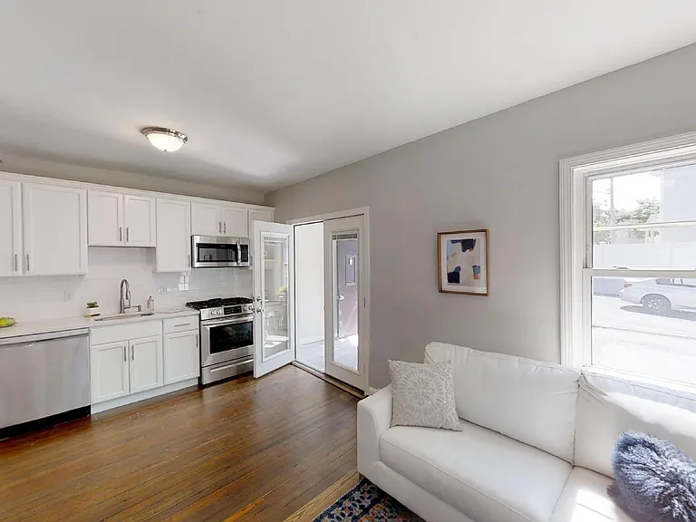 836 Canterbury St #1R — Photo 6
